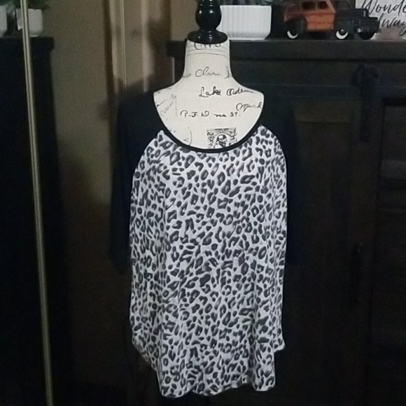 torrid Tops - Torrid leopard print baseball Tee torrid Tops - Torrid leopard print baseball Tee